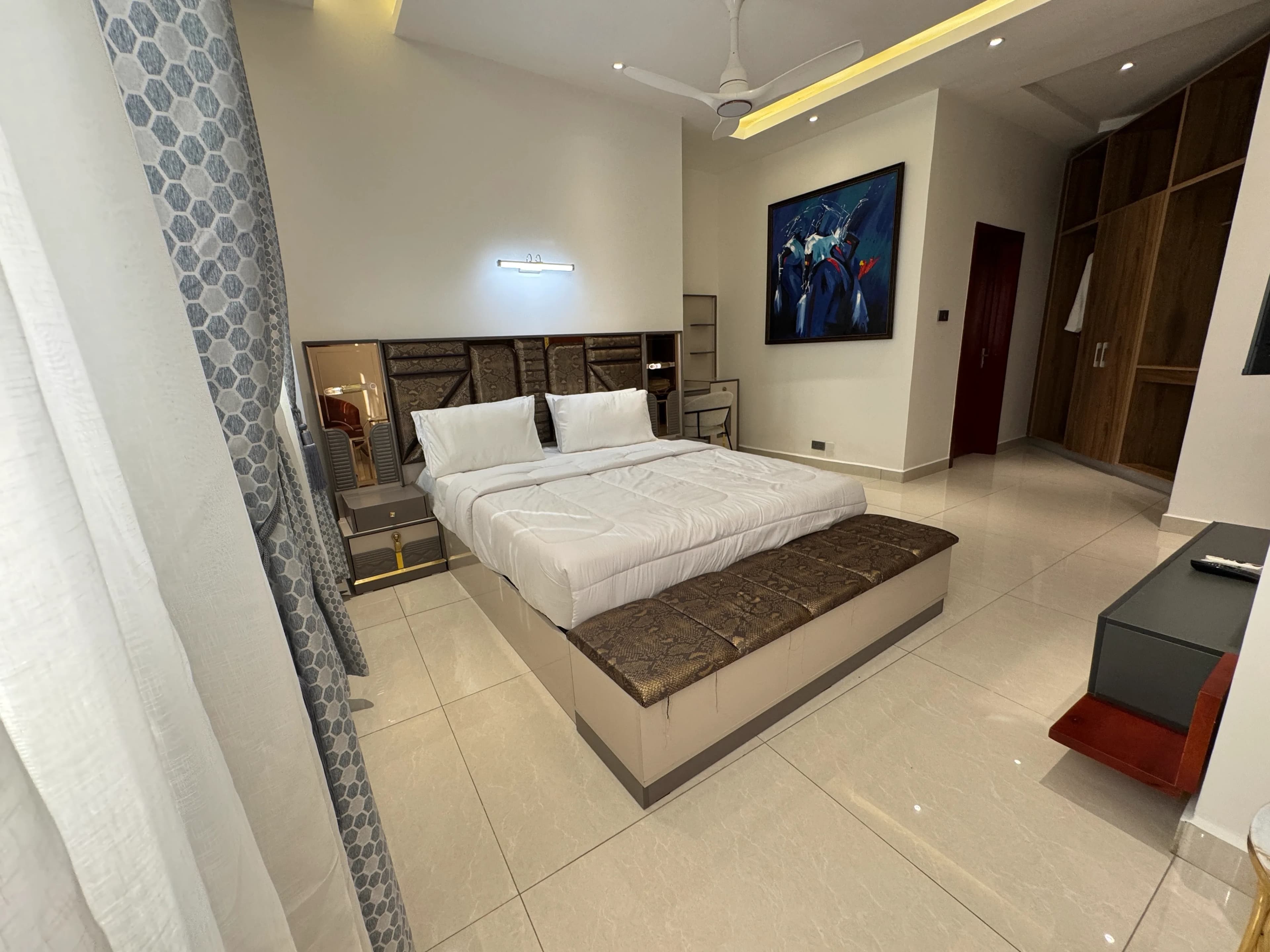 Upper Suite 1 image 3